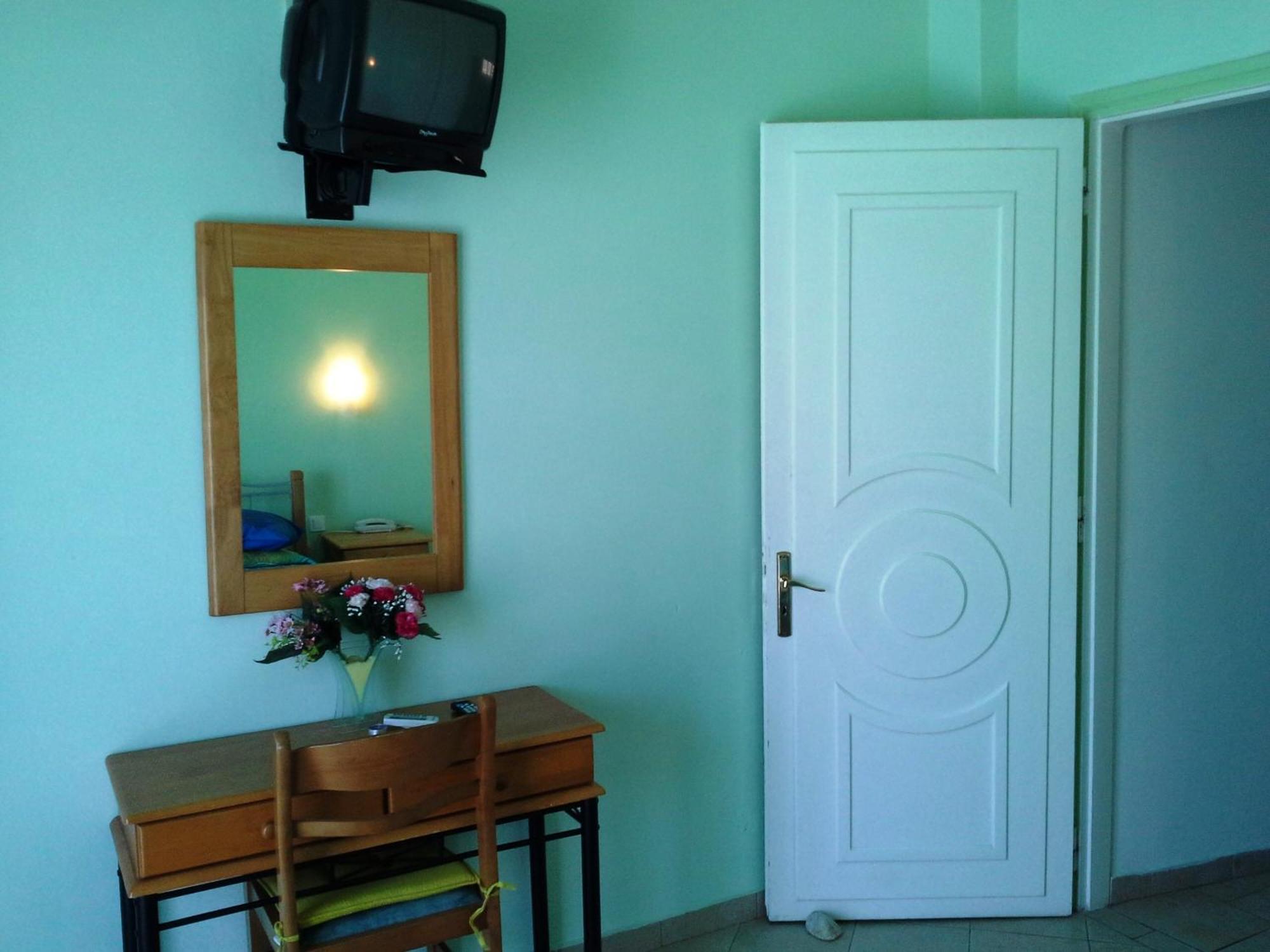 Apergis Rooms Ermoupoli Oda fotoğraf
